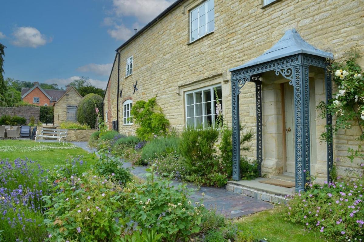 Beautiful Cotswold Farmhouse With Hot Tub Манчестър Екстериор снимка