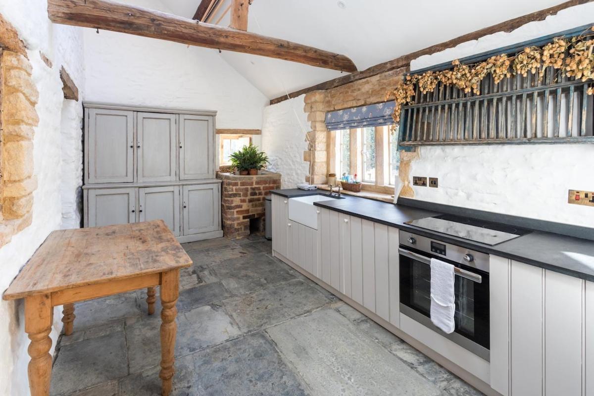 Beautiful Cotswold Farmhouse With Hot Tub Манчестър Екстериор снимка
