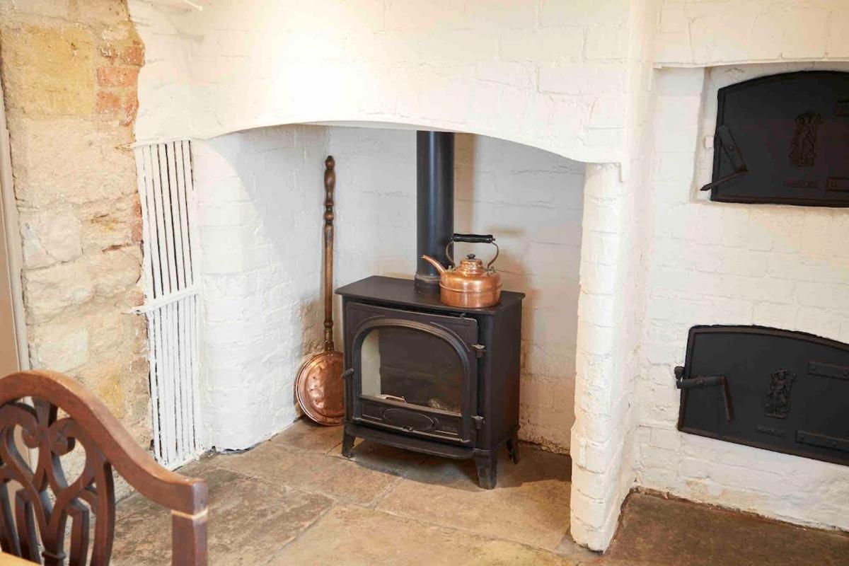 Beautiful Cotswold Farmhouse With Hot Tub Манчестър Екстериор снимка