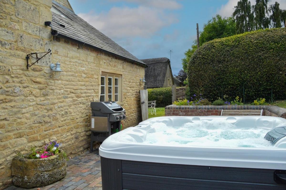 Beautiful Cotswold Farmhouse With Hot Tub Манчестър Екстериор снимка