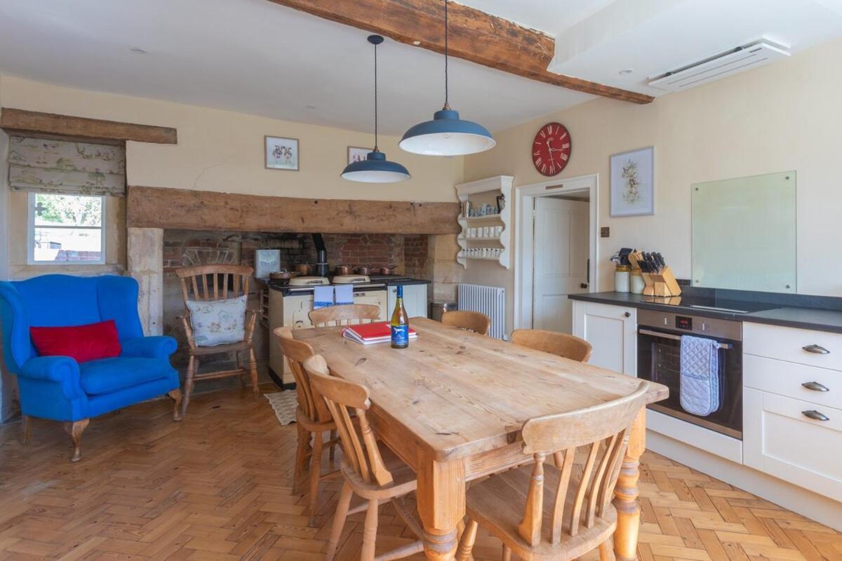 Beautiful Cotswold Farmhouse With Hot Tub Манчестър Екстериор снимка