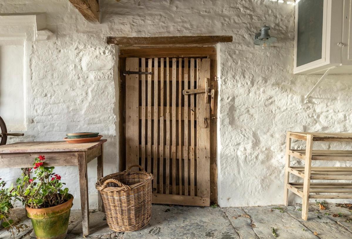 Beautiful Cotswold Farmhouse With Hot Tub Манчестър Екстериор снимка