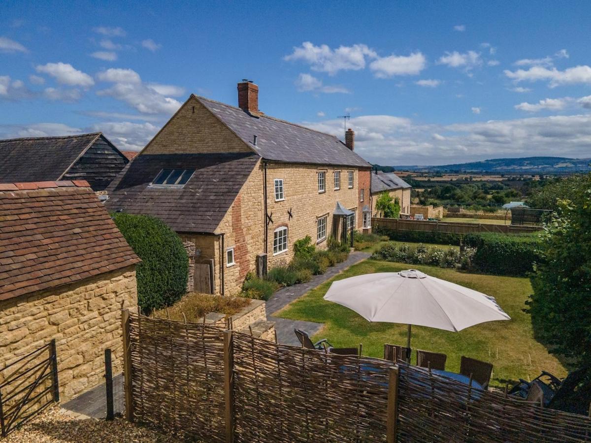 Beautiful Cotswold Farmhouse With Hot Tub Манчестър Екстериор снимка