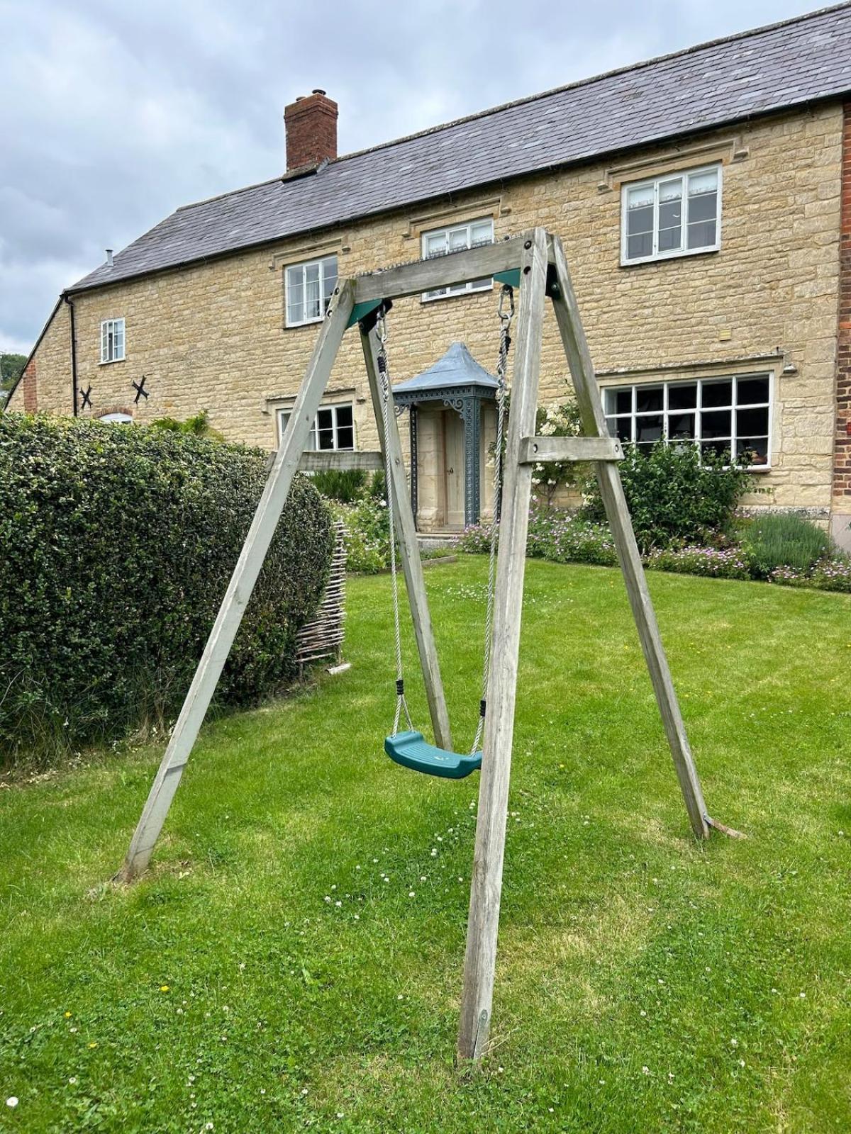 Beautiful Cotswold Farmhouse With Hot Tub Манчестър Екстериор снимка