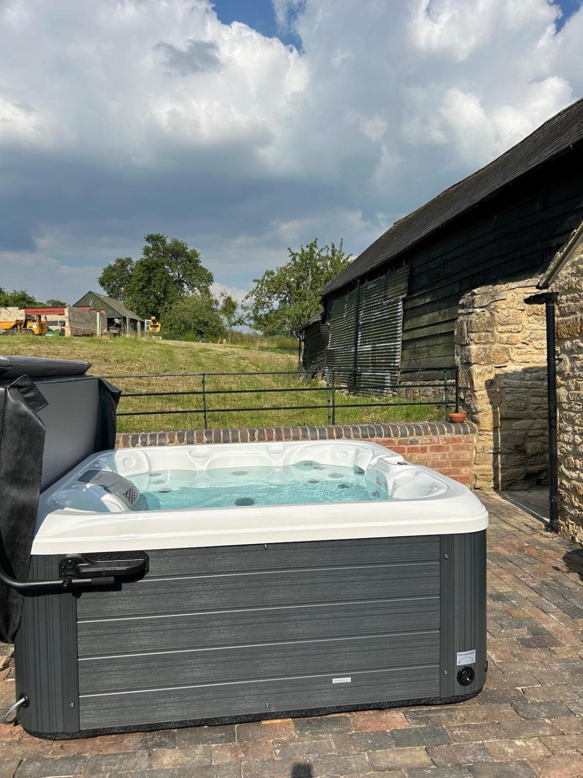 Beautiful Cotswold Farmhouse With Hot Tub Манчестър Екстериор снимка
